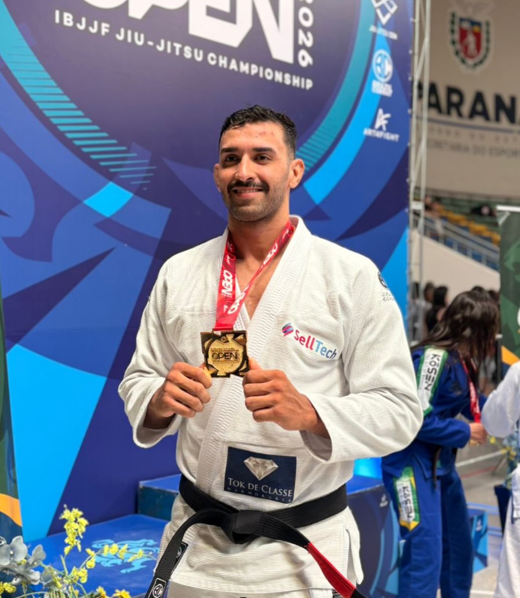 Professor João Victor de faixa preta com medalha de ouro